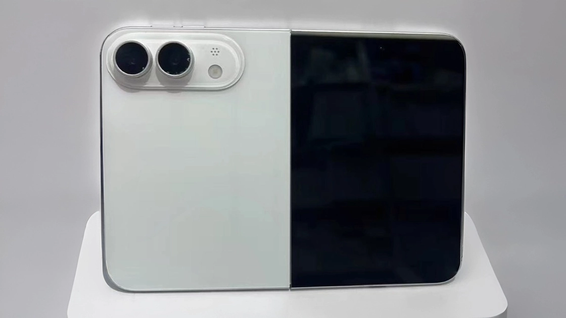 Prototipo del iPhone Ultra compartido por Sonny Dickson, que muestra la cámara frontal visible y el módulo trasero de doble sensor.