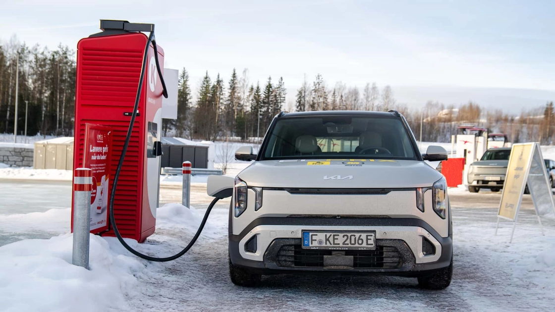 Prueba de choque de invierno: Kia EV2 en El Prix Winter Test Drive