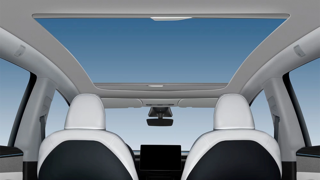 El parasol encaja con el color del techo y mantiene la coherencia del interior. Ilustración: Tesla