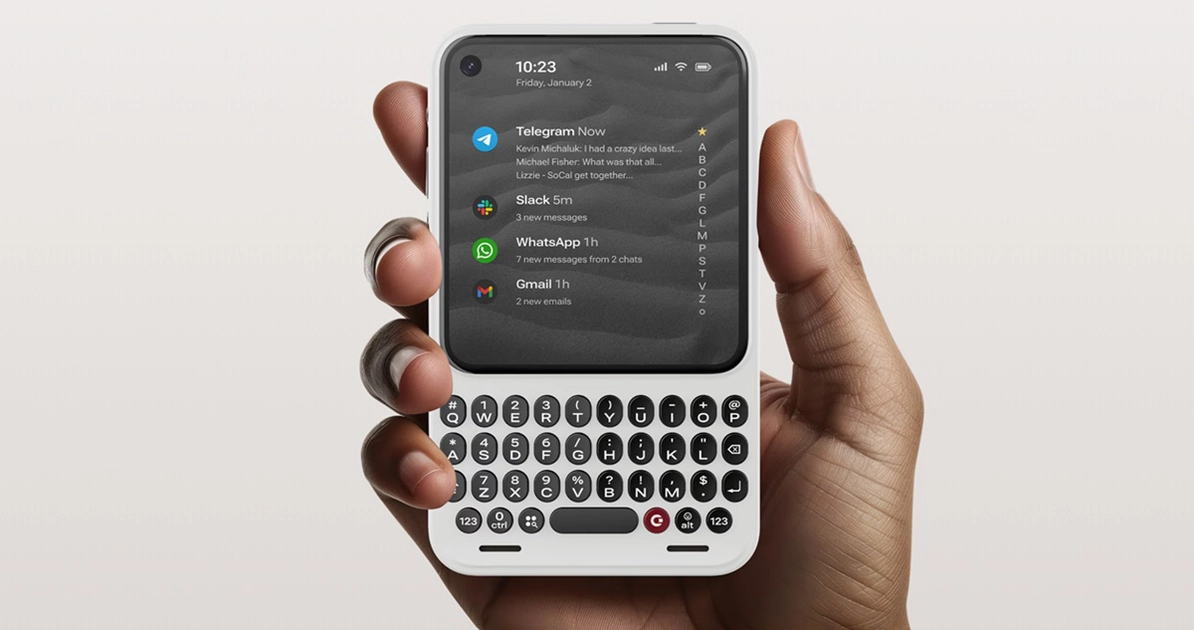 Clicks Communicator con teclado físico QWERTY y pantalla AMOLED de 4,03 pulgadas.