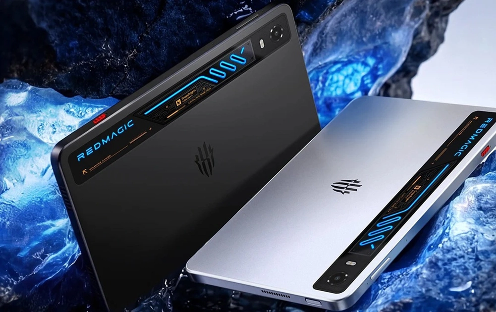 La franja transparente trasera deja ver el sistema de refrigeración líquida con iluminación LED. Foto: RedMagic
