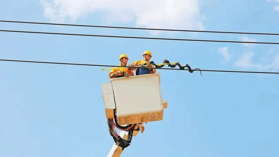 Robots serpiente en los cables: China inspecciona líneas eléctricas con drones que se alimentan de la propia red