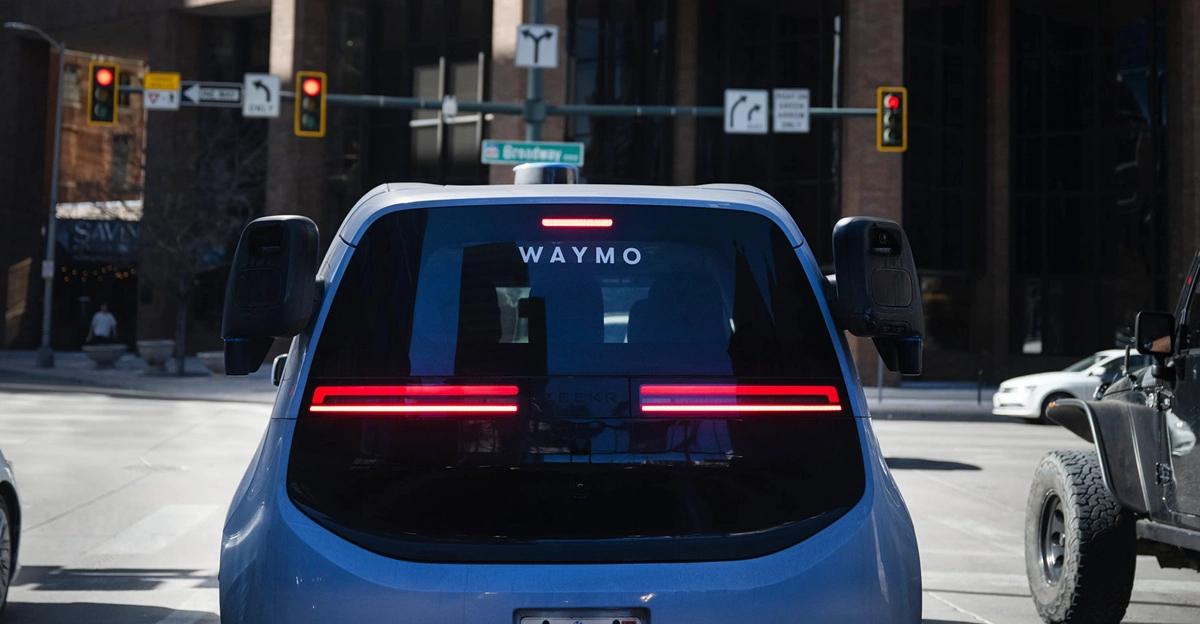 El robotaxi de Waymo bloqueó las puertas y llevó a los adolescentes hasta un aparcamiento donde les esperaba la policía.