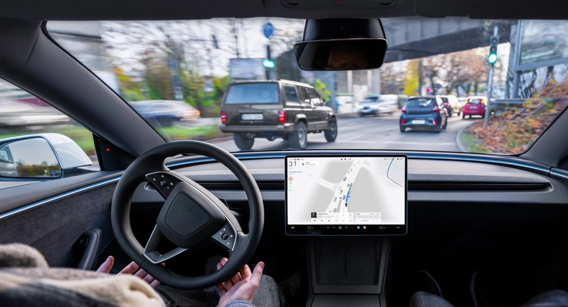 Tesla FSD Supervised en Europa: el sistema requiere atención constante del conductor.
