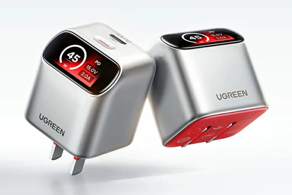 El cargador Ugreen 45W GaN con pantalla inclinada a 45° y clavijas plegables.