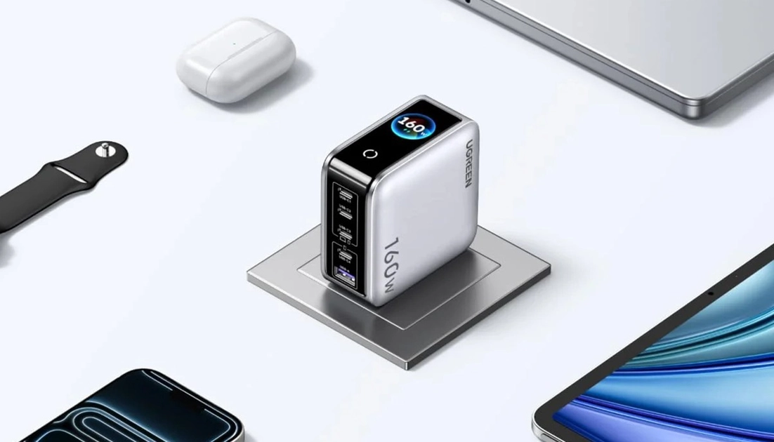 El Ugreen Nexode Pro 160W con sus cinco puertos y la pantalla táctil a color integrada.