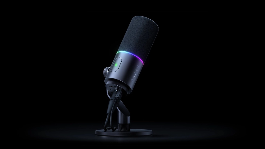 El anillo Chroma RGB del Razer Seiren V3 Pro actúa como indicador visual de ganancia y estado de silencio.