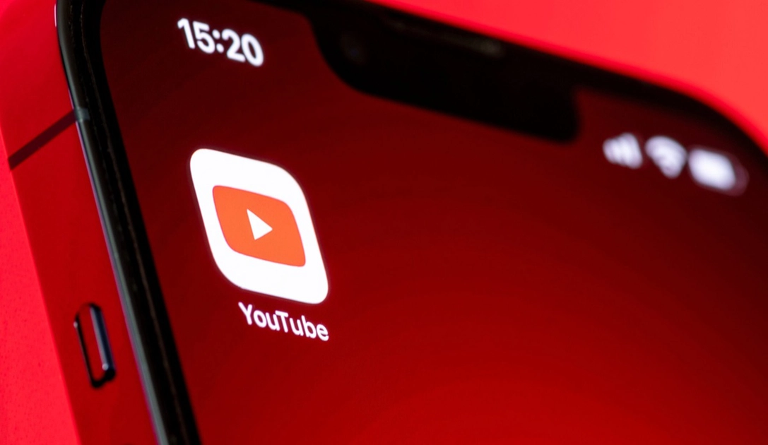 Así luce el rediseño de navegación de YouTube: las Suscripciones se trasladan a la parte superior, bajo el logotipo, mientras el botón Crear ocupa su lugar en la barra inferior.