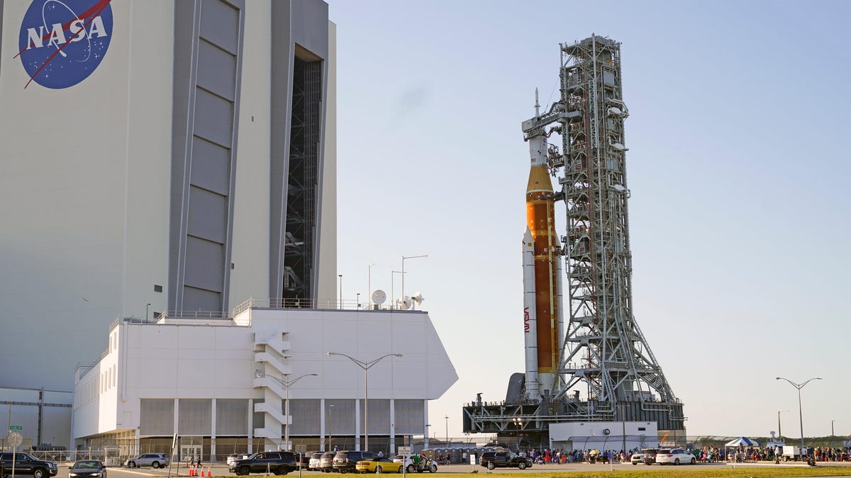 Sistema de lanzamiento espacial de la NASA en la plataforma de lanzamiento Sistema de lanzamiento espacial de la NASA en la plataforma de lanzamiento