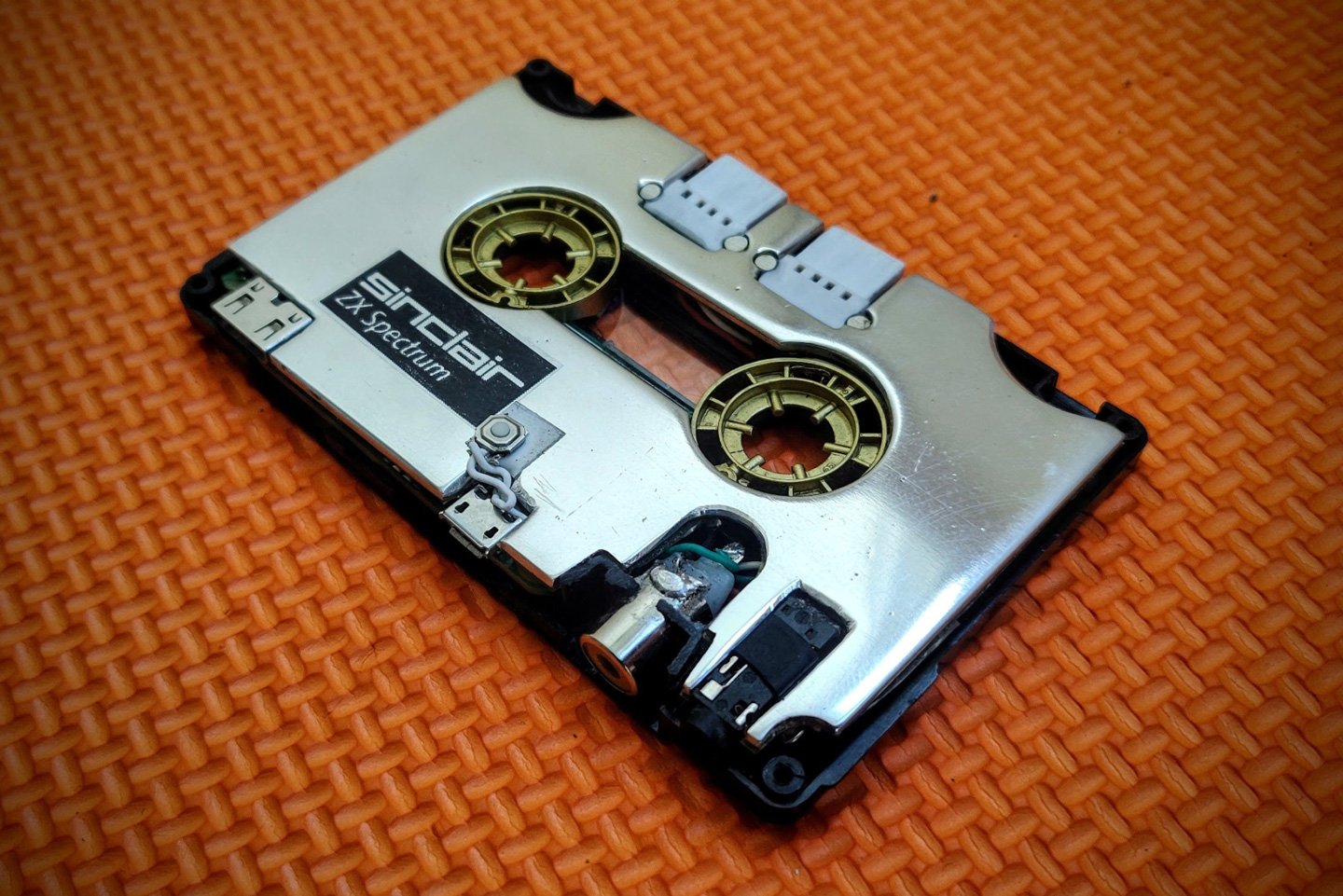 Alguien logró colocar una computadora Raspberry Pi completa dentro del cuerpo de un casete Alguien logró colocar una computadora Raspberry Pi completa dentro del cuerpo de un casete