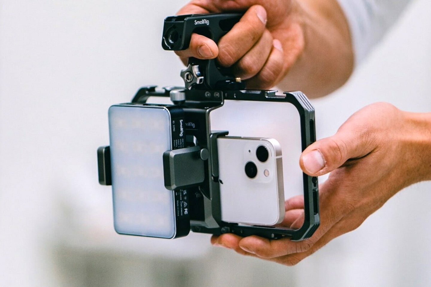 Convierte tu iPhone en una configuración profesional para hacer películas con este equipo modular para teléfono