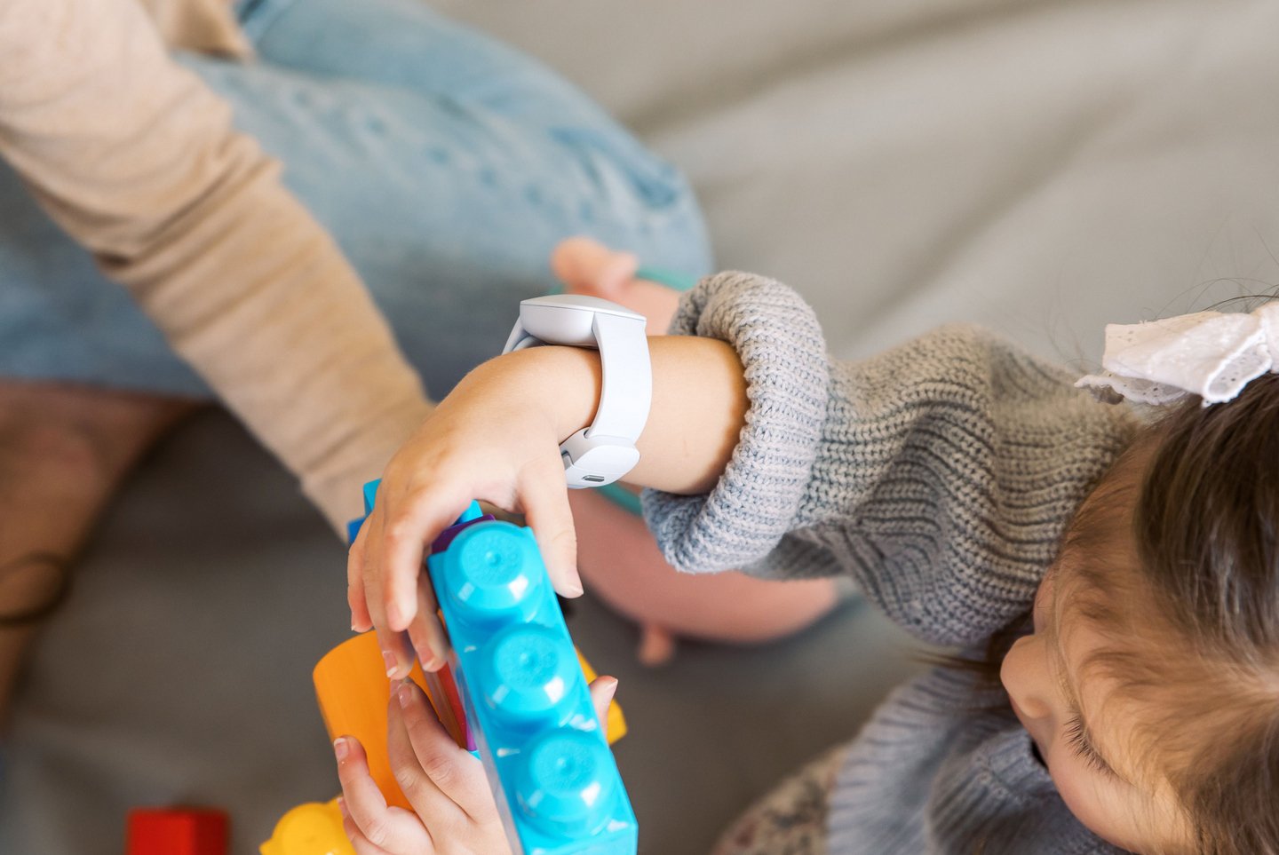 Este dispositivo portátil para niños pequeños los mantiene seguros al permitir que sus padres rastreen su salud y ubicación Este dispositivo portátil para niños pequeños los mantiene seguros al permitir que sus padres rastreen su salud y ubicación