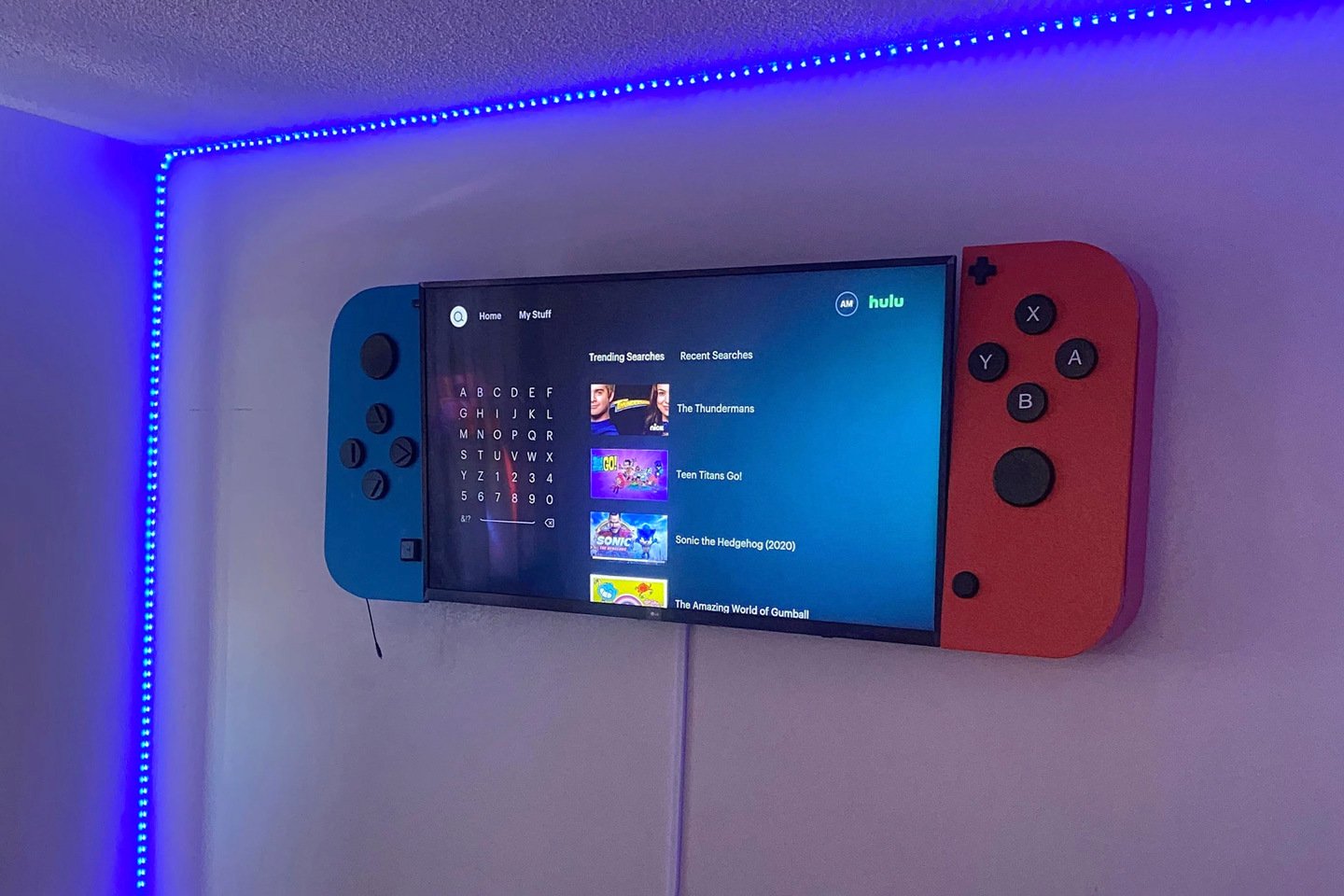 ¡Los gabinetes de TV con forma de JoyCon se adhieren a los lados de su televisor y lo convierten en un enorme interruptor de Nintendo! ¡Los gabinetes de TV con forma de JoyCon se adhieren a los lados de su televisor y lo convierten en un enorme interruptor de Nintendo!