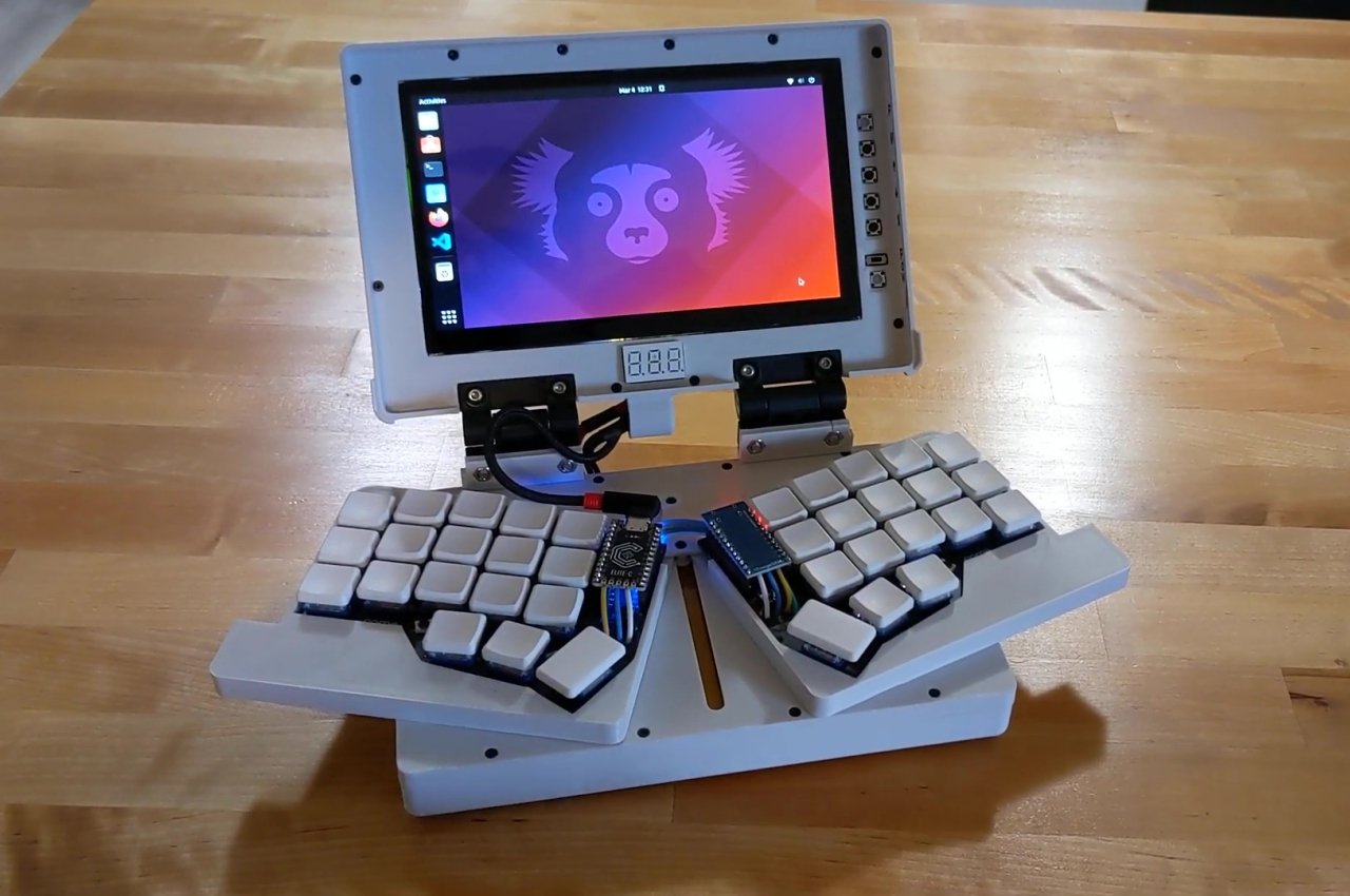 Esta gruesa computadora portátil de bricolaje del tamaño de la palma de la mano oculta inteligentemente un teclado ergonómico dividido Esta gruesa computadora portátil de bricolaje del tamaño de la palma de la mano oculta inteligentemente un teclado ergonómico dividido