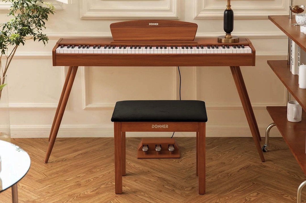 Este piano digital causa una hermosa impresión con su acabado de madera, acústica similar a la de un piano de cola. Este piano digital causa una hermosa impresión con su acabado de madera, acústica similar a la de un piano de cola.