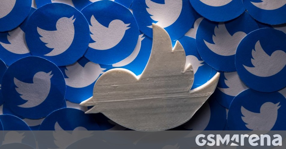 Elon Musk dice que la adquisición de Twitter está en suspenso, pero aún está comprometido con la adquisición