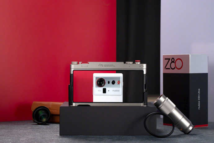 Vista del teléfono con funda Nubia Z80 Ultra