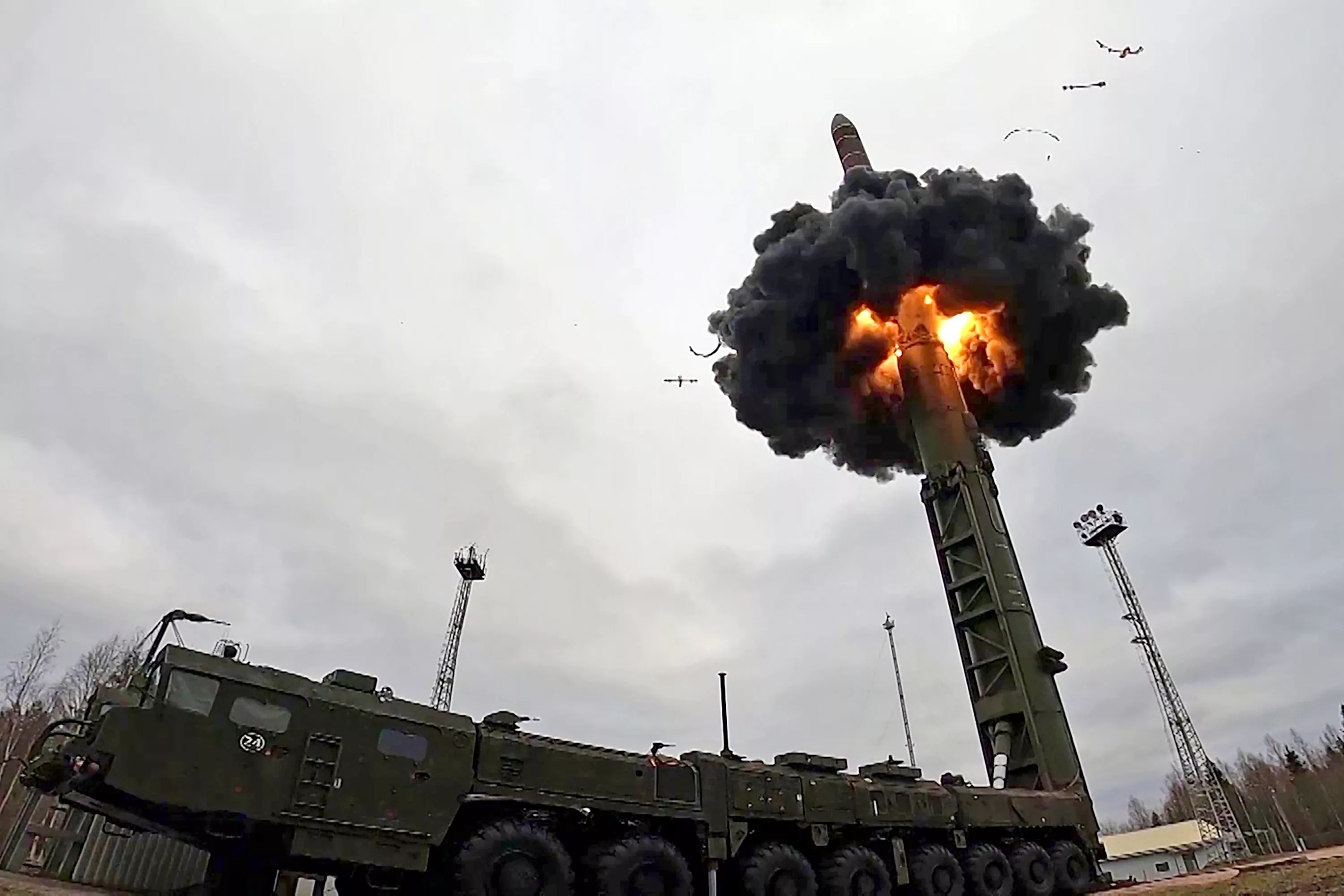 Los rusos han lanzado el misil balístico intercontinental SS-27 Mod 2 con un alcance de 12.000 kilómetros, que puede transportar una cabeza nuclear con una potencia de hasta 500 kilotones.-2 Los rusos han lanzado el misil balístico intercontinental SS-27 Mod 2 con un alcance de 12.000 kilómetros, que puede transportar una cabeza nuclear con una potencia de hasta 500 kilotones.-2