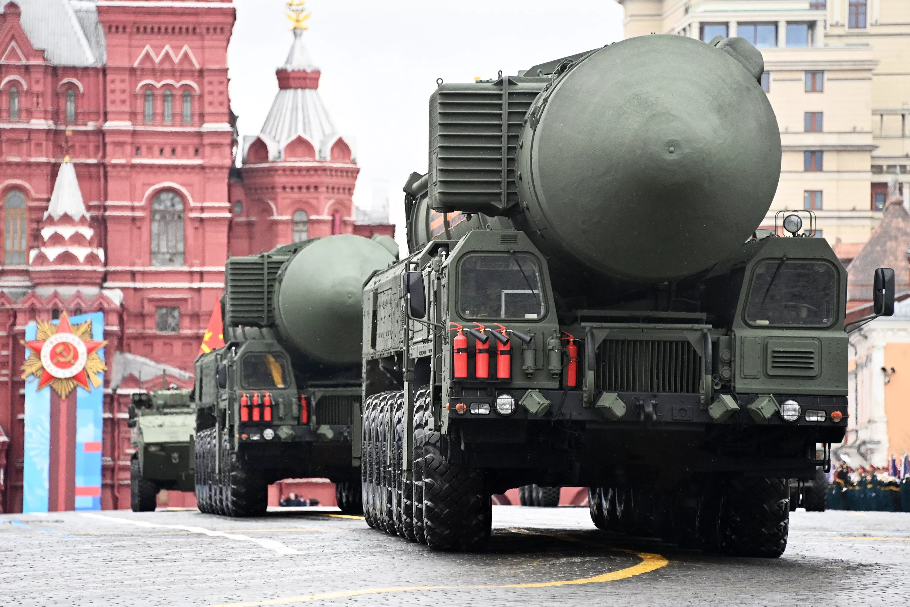 Los rusos han lanzado el misil balístico intercontinental SS-27 Mod 2 con un alcance de 12.000 kilómetros, que puede transportar una cabeza nuclear con una potencia de hasta 500 kilotones.-3 Los rusos han lanzado el misil balístico intercontinental SS-27 Mod 2 con un alcance de 12.000 kilómetros, que puede transportar una cabeza nuclear con una potencia de hasta 500 kilotones.-3