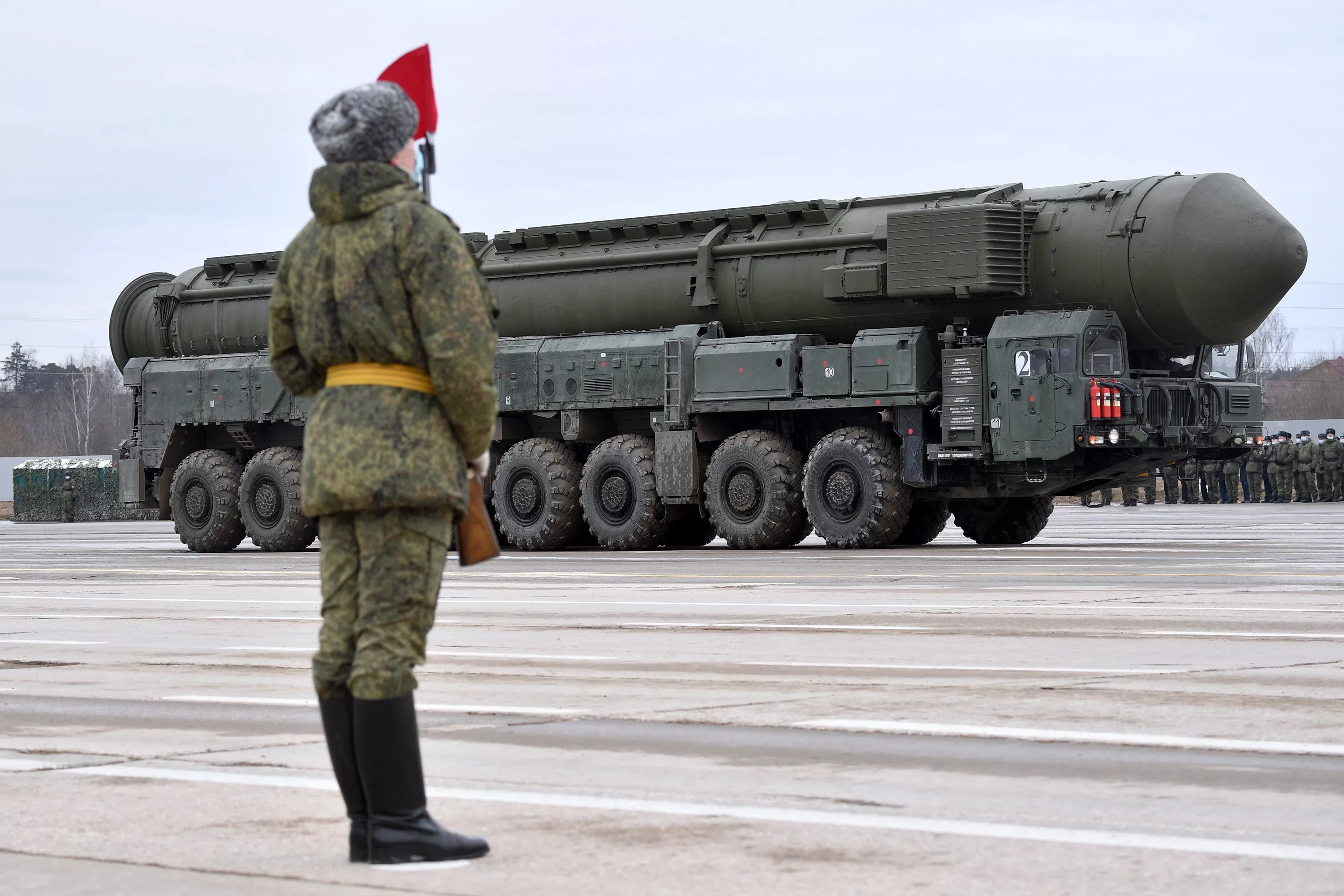 Los rusos han lanzado el misil balístico intercontinental SS-27 Mod 2 con un alcance de 12.000 kilómetros, que puede transportar una cabeza nuclear con una potencia de hasta 500 kilotones.-4 Los rusos han lanzado el misil balístico intercontinental SS-27 Mod 2 con un alcance de 12.000 kilómetros, que puede transportar una cabeza nuclear con una potencia de hasta 500 kilotones.-4