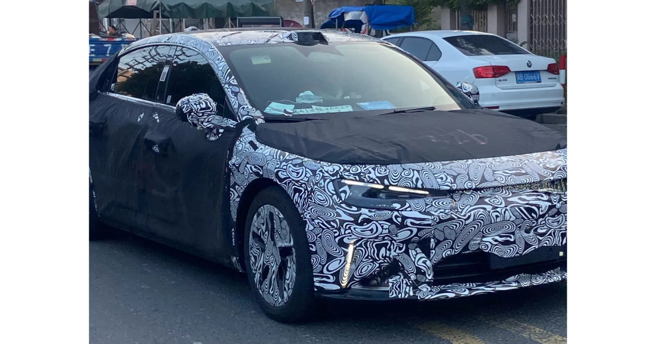 Prototipo de sedán Smart #6 con líneas aerodinámicas e iluminación agresiva