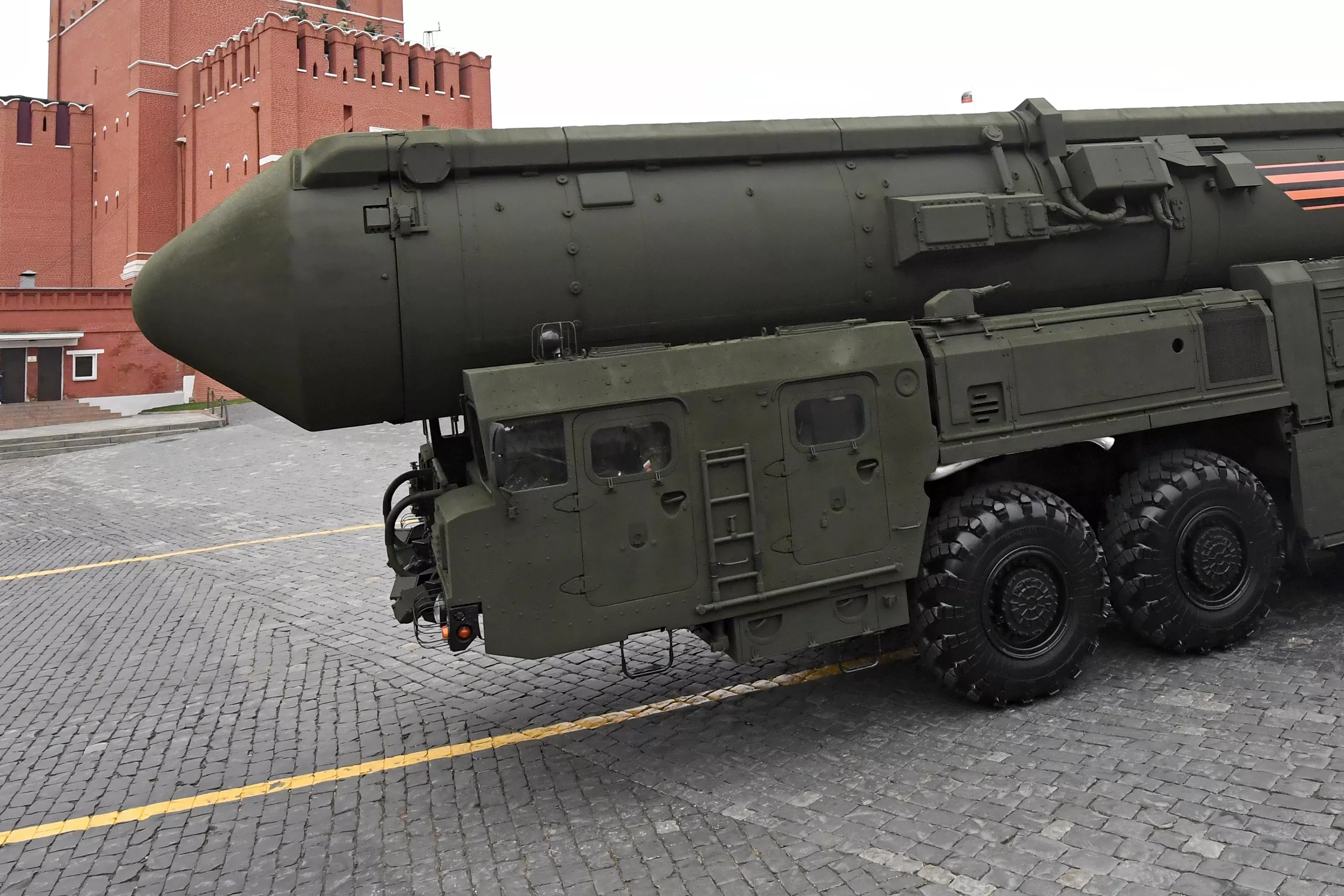 Los rusos han lanzado el misil balístico intercontinental SS-27 Mod 2 con un alcance de 12.000 kilómetros, que puede transportar una cabeza nuclear con una potencia de hasta 500 kilotones.-6 Los rusos han lanzado el misil balístico intercontinental SS-27 Mod 2 con un alcance de 12.000 kilómetros, que puede transportar una cabeza nuclear con una potencia de hasta 500 kilotones.-6