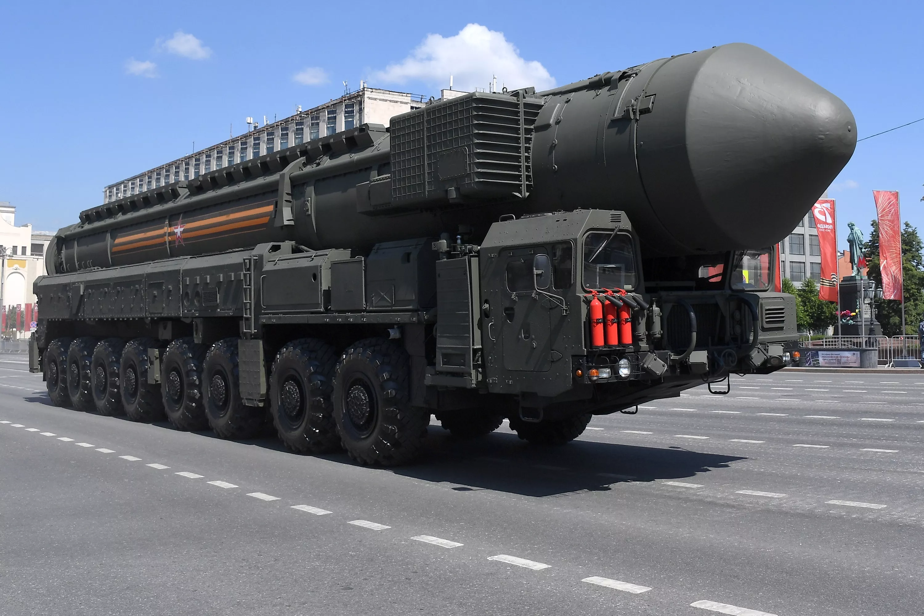 Los rusos han lanzado el misil balístico intercontinental SS-27 Mod 2 con un alcance de 12.000 kilómetros, que puede transportar una cabeza nuclear con una potencia de hasta 500 kilotones.-7 Los rusos han lanzado el misil balístico intercontinental SS-27 Mod 2 con un alcance de 12.000 kilómetros, que puede transportar una cabeza nuclear con una potencia de hasta 500 kilotones.-7
