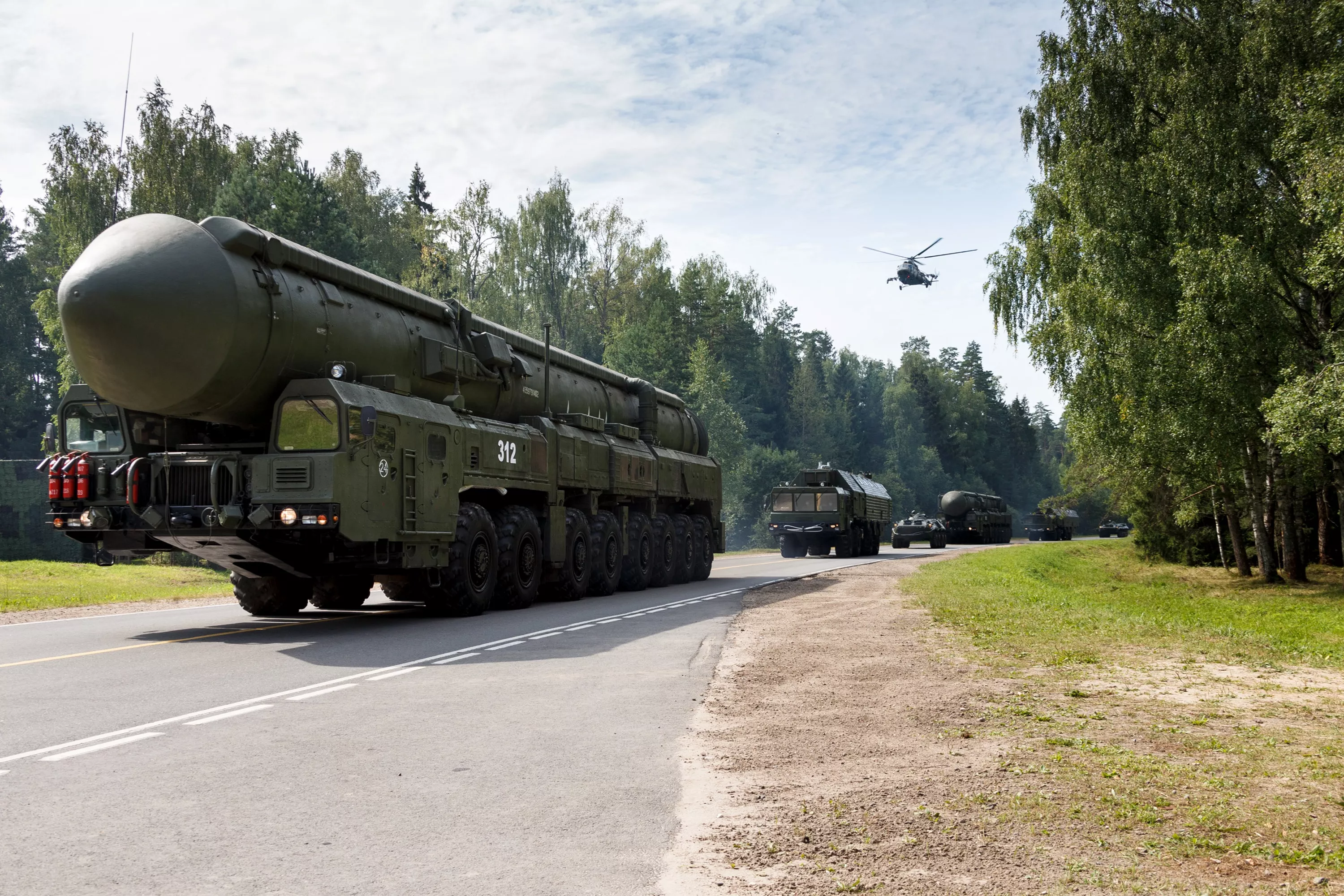 Los rusos han lanzado el misil balístico intercontinental SS-27 Mod 2 con un alcance de 12.000 kilómetros, que puede transportar una cabeza nuclear con una potencia de hasta 500 kilotones.-8 Los rusos han lanzado el misil balístico intercontinental SS-27 Mod 2 con un alcance de 12.000 kilómetros, que puede transportar una cabeza nuclear con una potencia de hasta 500 kilotones.-8