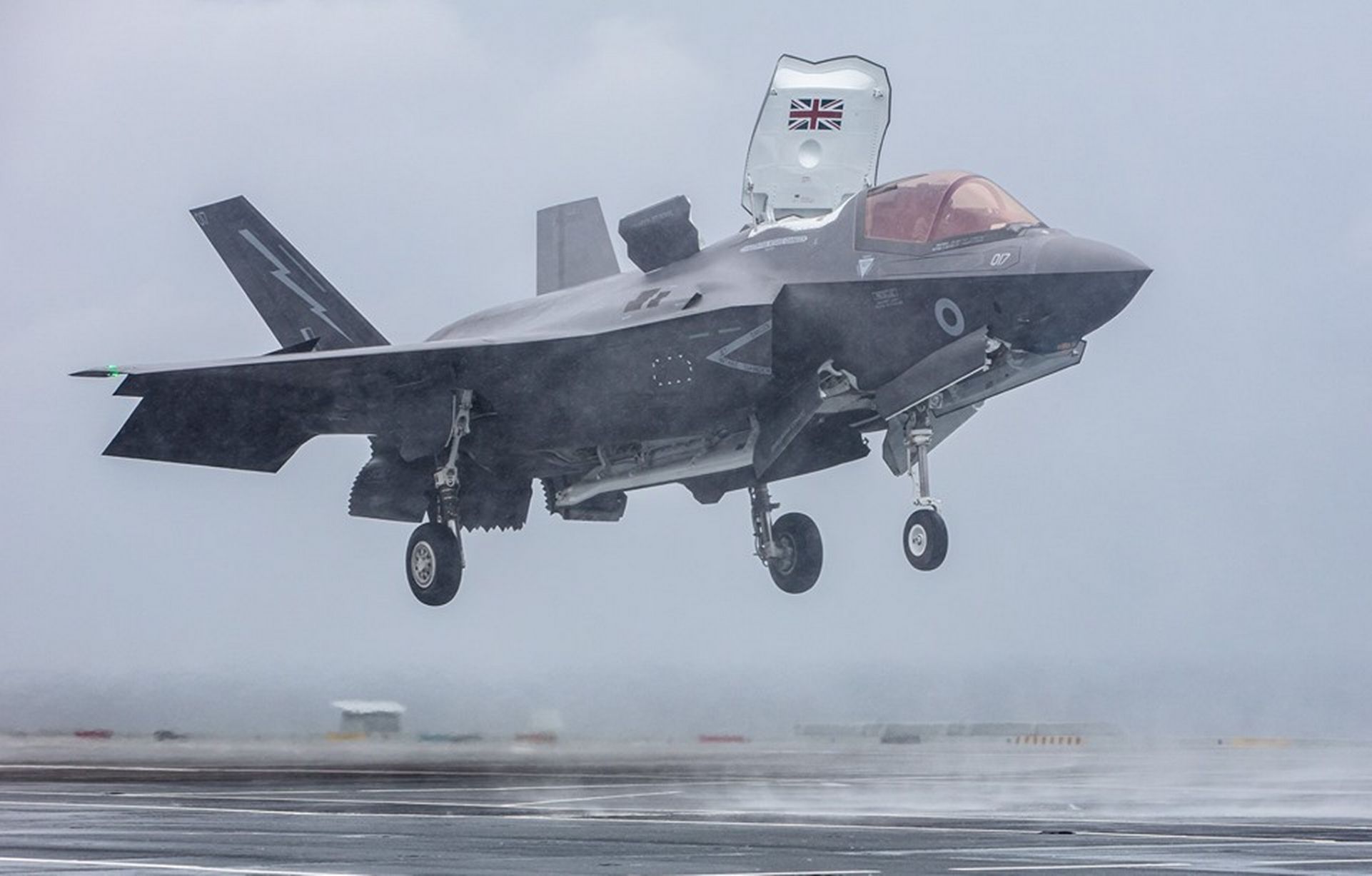 Los cazas británicos F-35 Lightning II y Eurofighter Typhoon establecen un récord en un ejercicio, lanzando 53 misiles AIM-132 ASRAAM contra objetivos no tripulados Banshee Los cazas británicos F-35 Lightning II y Eurofighter Typhoon establecen un récord en un ejercicio, lanzando 53 misiles AIM-132 ASRAAM contra objetivos no tripulados Banshee