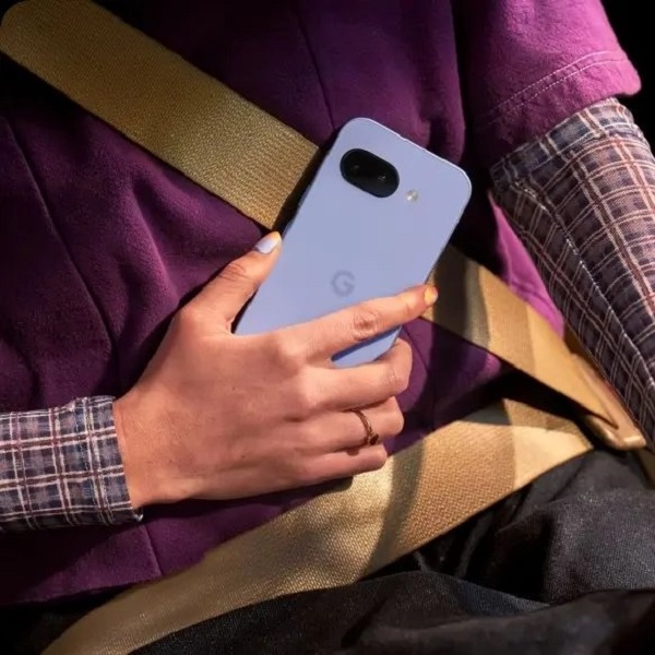 Un render del Google Pixel 9a en color Obsidian
