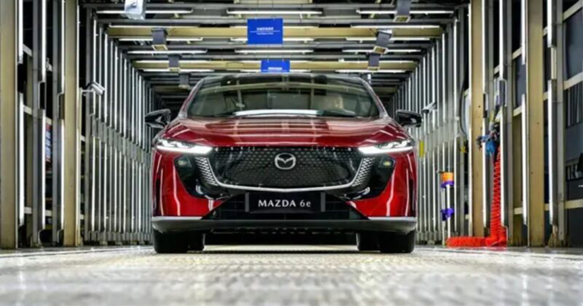 El primer Mazda 6e de producción en la planta china de Changan-Mazda.