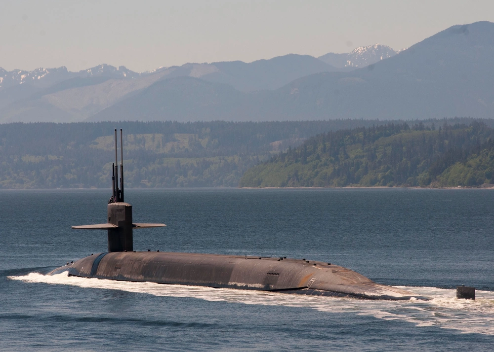 El submarino nuclear estadounidense USS Louisiana (SSBN 743) lanzó con éxito el Trident II D5LE, el misil balístico intercontinental más avanzado del mundo. El submarino nuclear estadounidense USS Louisiana (SSBN 743) lanzó con éxito el Trident II D5LE, el misil balístico intercontinental más avanzado del mundo.