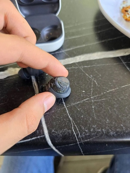Además de otra fobia: los nuevos auriculares Galaxy Buds FE de Samsung explotaron en los oídos de una niña y le robaron la audición-2 Además de otra fobia: los nuevos auriculares Galaxy Buds FE de Samsung explotaron en los oídos de una niña y le robaron la audición-2