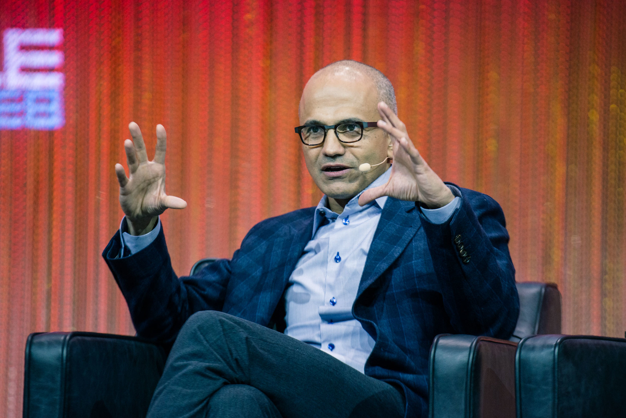 El jefe de Microsoft insta a empresas y autoridades a cooperar para crear una IA segura