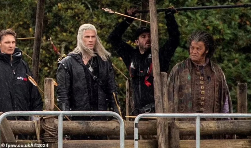 La estrella de Matrix como vampiro: publicadas las primeras imágenes del rodaje de la cuarta temporada de The Witcher con Liam Hemsworth y Laurence Fishburne-2 La estrella de Matrix como vampiro: publicadas las primeras imágenes del rodaje de la cuarta temporada de The Witcher con Liam Hemsworth y Laurence Fishburne-2