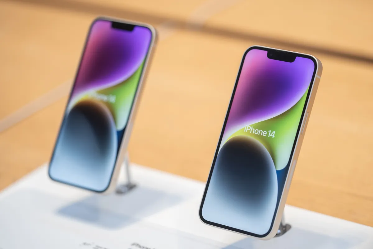 El iPhone 14. Ilustración de Bloomberg
