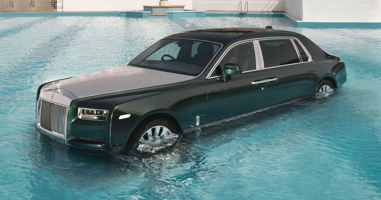 Phantom Rolls-Royce en una piscina. Phantom Rolls-Royce en una piscina.