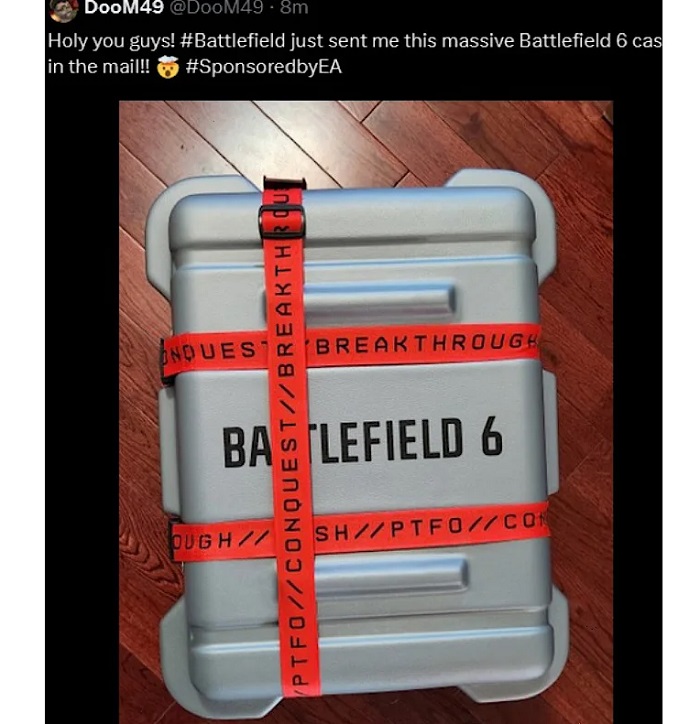 Maleta de Battlefield 6 con la inscripción Battlefield 6 y cinta con nombres de modos de juego