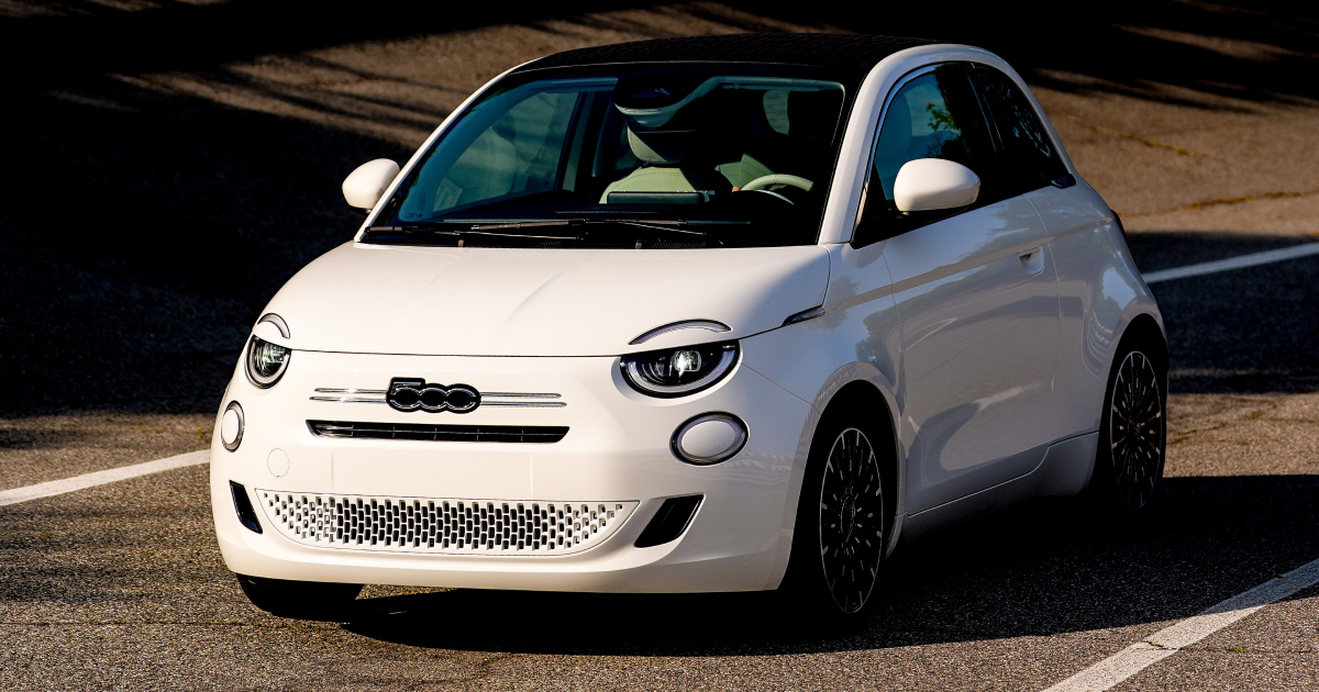 Vista frontal del Fiat 500 Hybrid