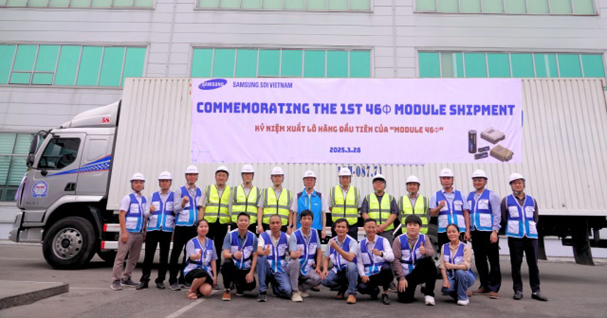 Empleados de Samsung SDI en la ceremonia de envío del primer módulo de la serie 46