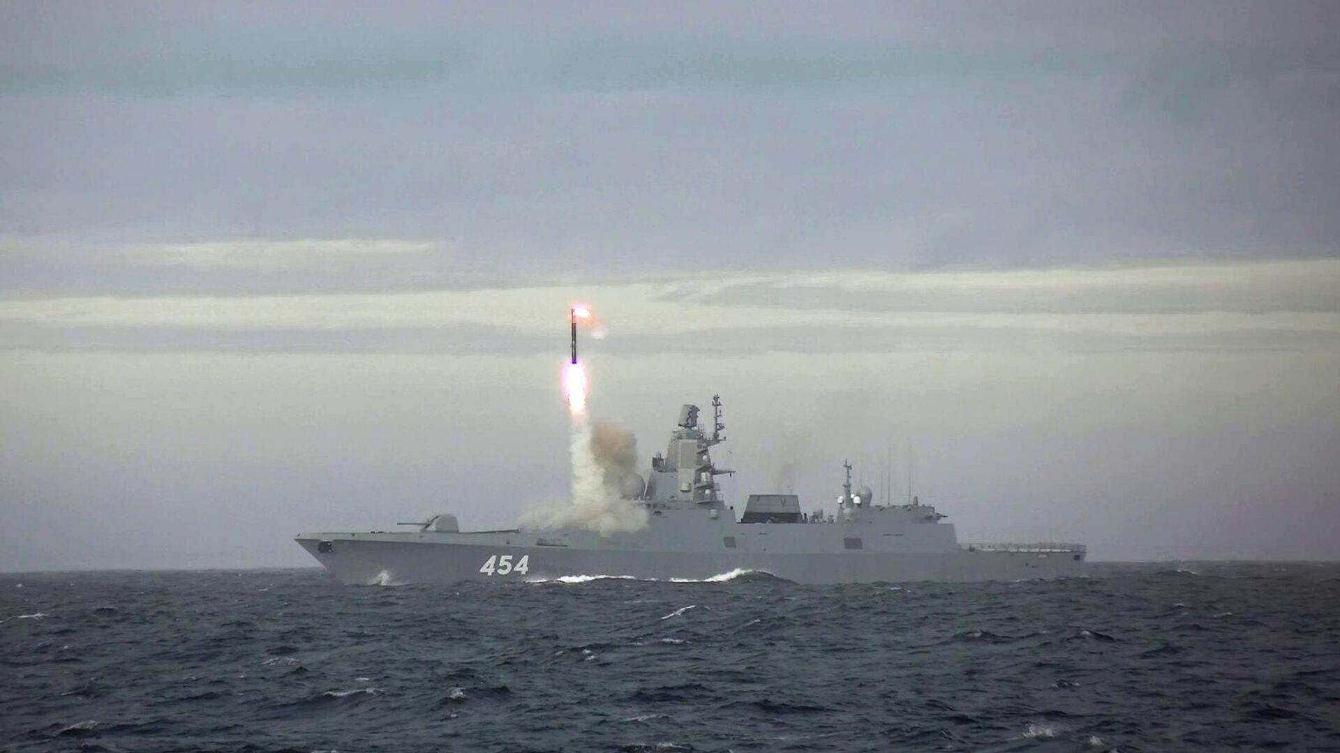 La Armada rusa equipará submarinos nucleares de la clase Yasen-M con misiles de crucero hipersónicos Zirkon con un alcance de lanzamiento de hasta 1.000 kilómetros y una velocidad máxima de más de 11.000 km/h. La Armada rusa equipará submarinos nucleares de la clase Yasen-M con misiles de crucero hipersónicos Zirkon con un alcance de lanzamiento de hasta 1.000 kilómetros y una velocidad máxima de más de 11.000 km/h.