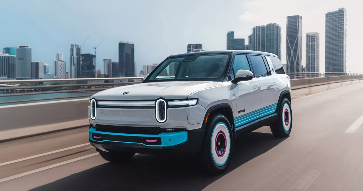 Vista frontal del Rivian R1S Quad Miami Edition