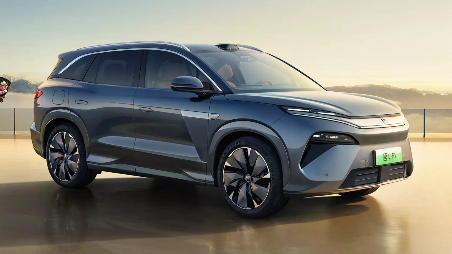 Coche eléctrico BYD Han L en movimiento