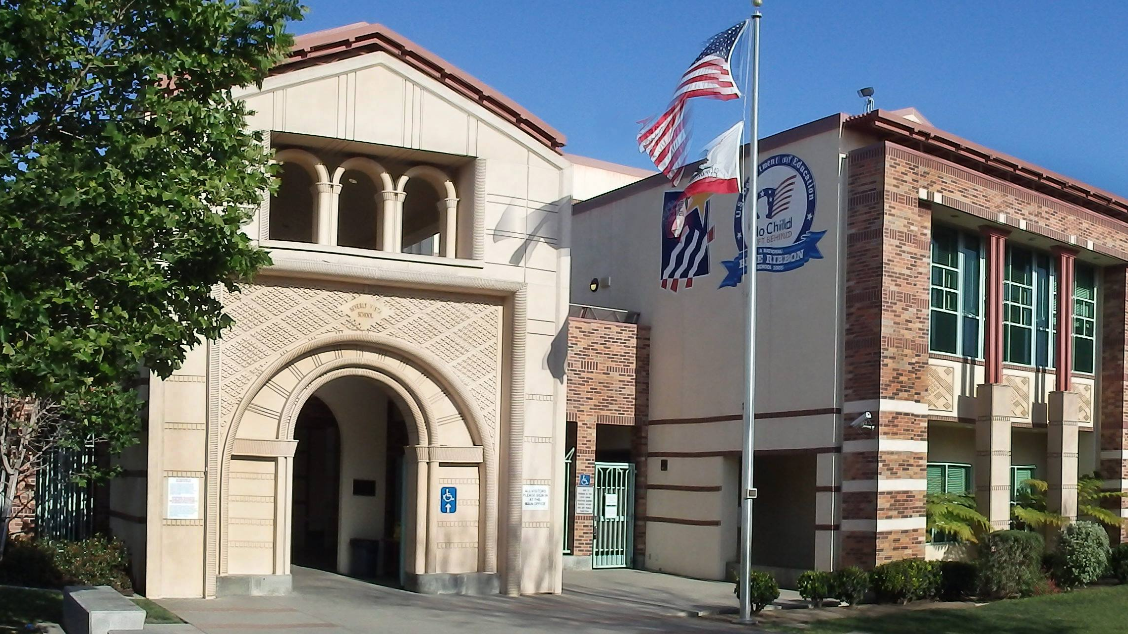 El distrito escolar de Beverly Hills expulsó a cinco estudiantes por usar IA para crear fotos falsas de desnudos