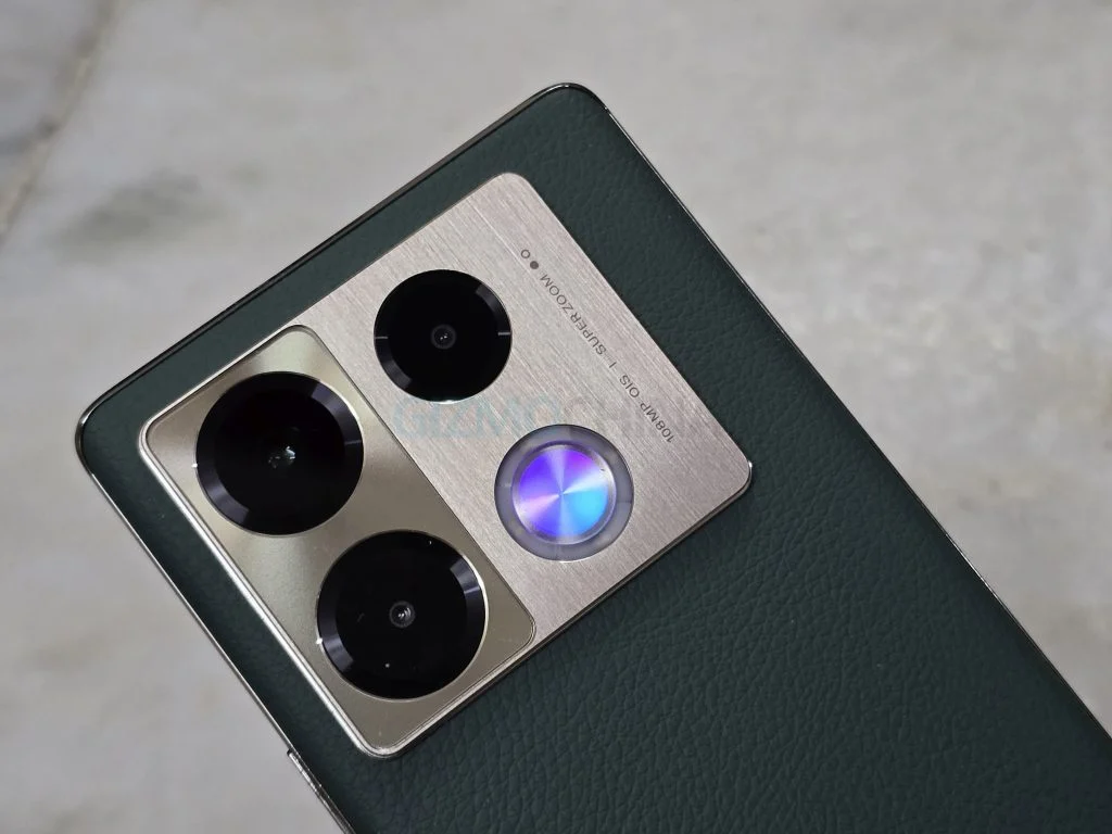Smartphone Infinix Note 50 con la pantalla encendida