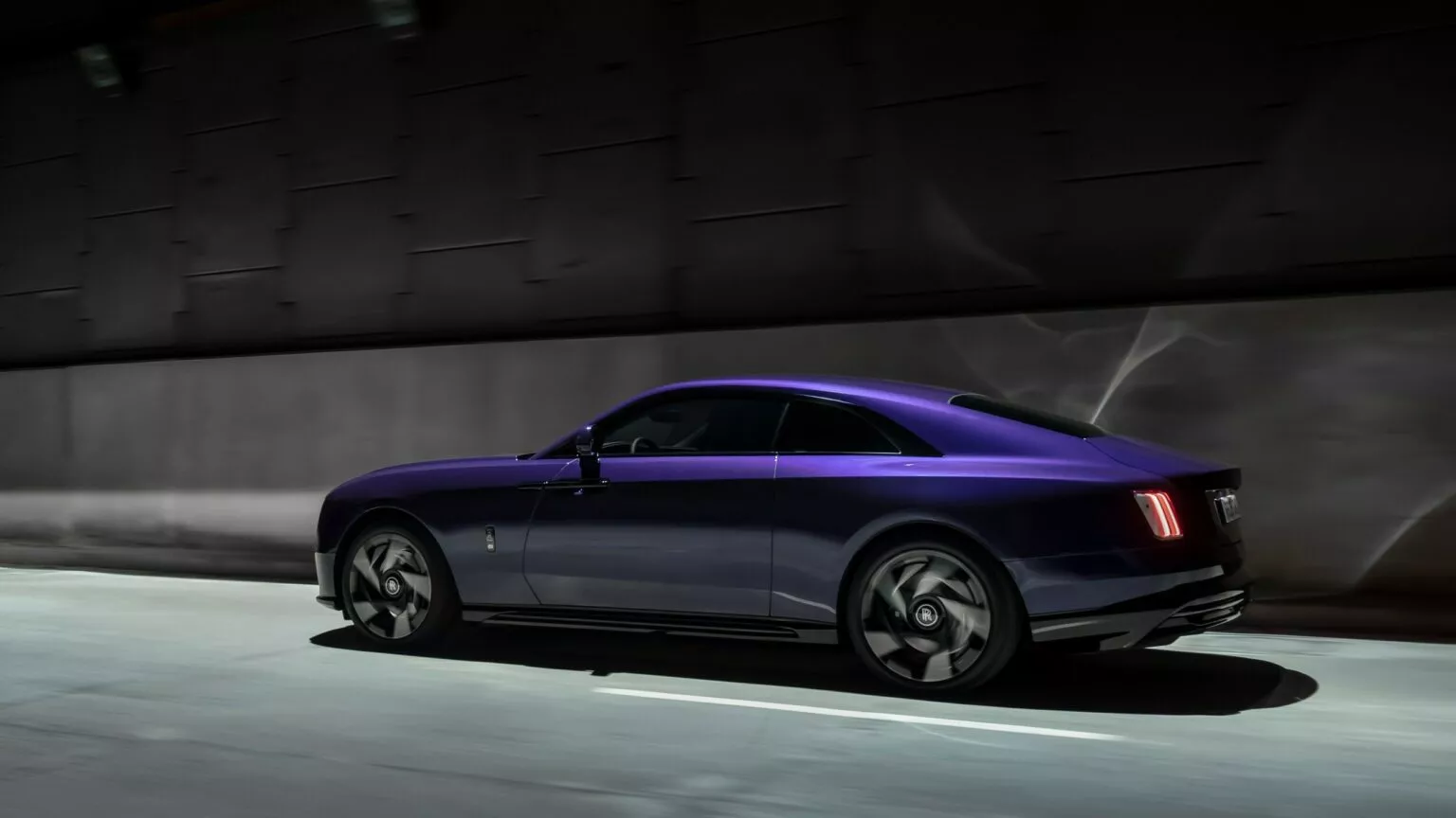 2025 Rolls-Royce Spectre Insignia Negra Vista Frontal 2025 Rolls-Royce Spectre Insignia Negra Vista Frontal