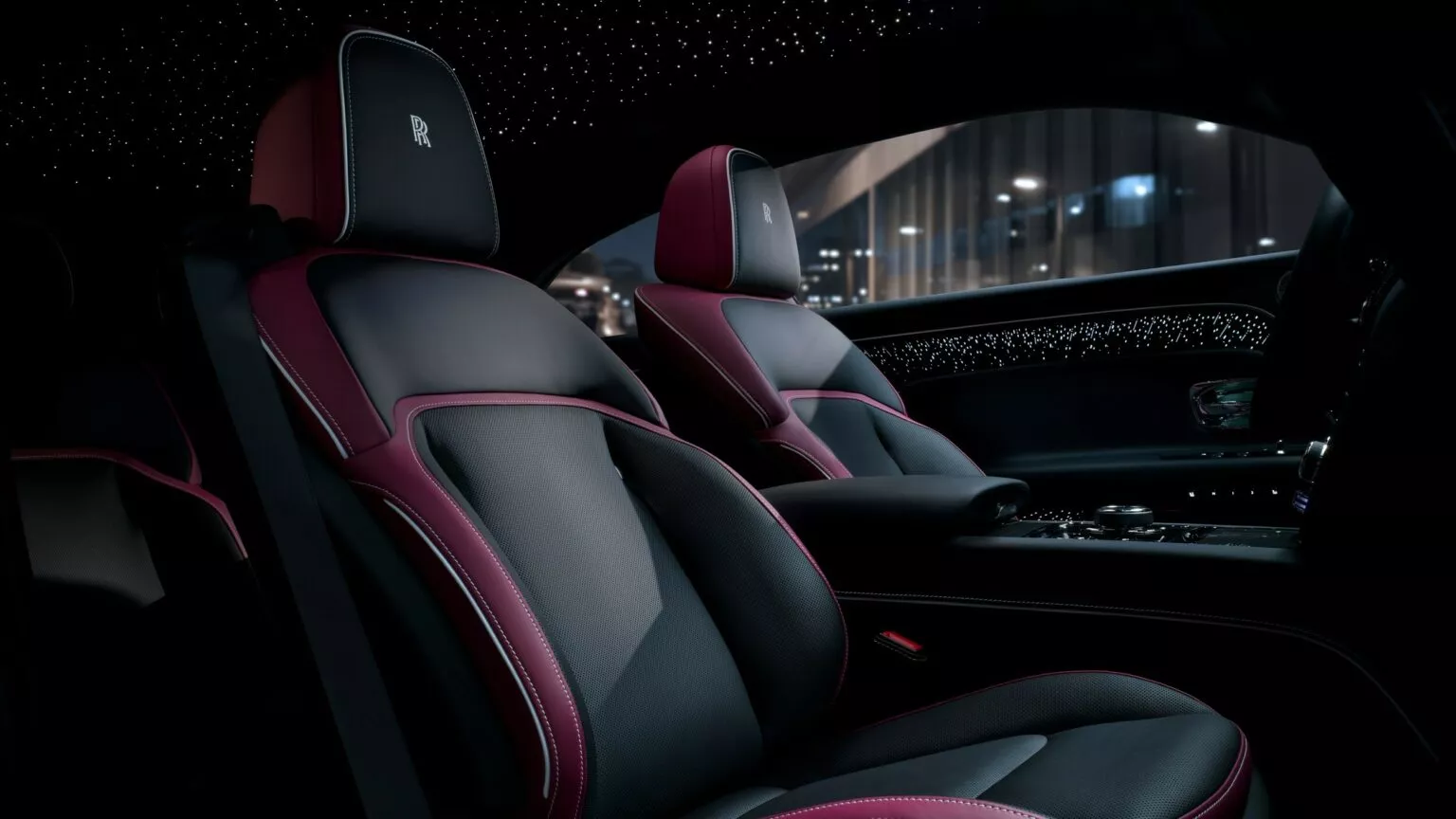 Primer plano de la insignia negra del Rolls-Royce Spectre 2025. Primer plano de la insignia negra del Rolls-Royce Spectre 2025.