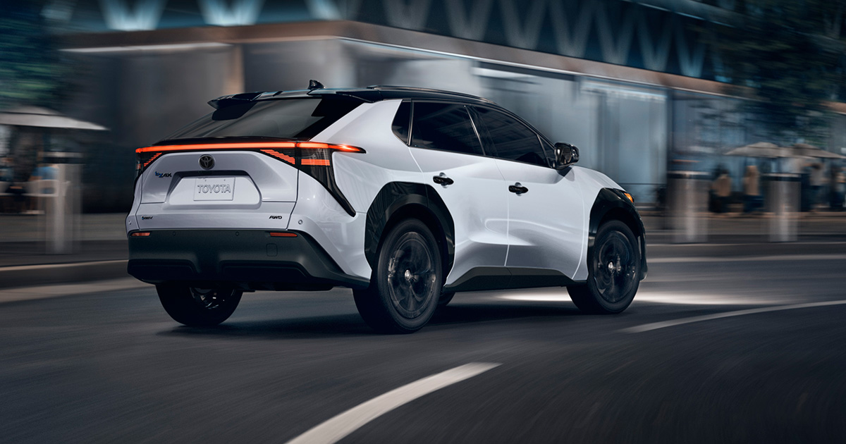 2025 Toyota bZ4X Nightshade Edition - Wind Chill Pearl - Vista frontal 2025 Toyota bZ4X Nightshade Edition - Wind Chill Pearl - Vista frontal