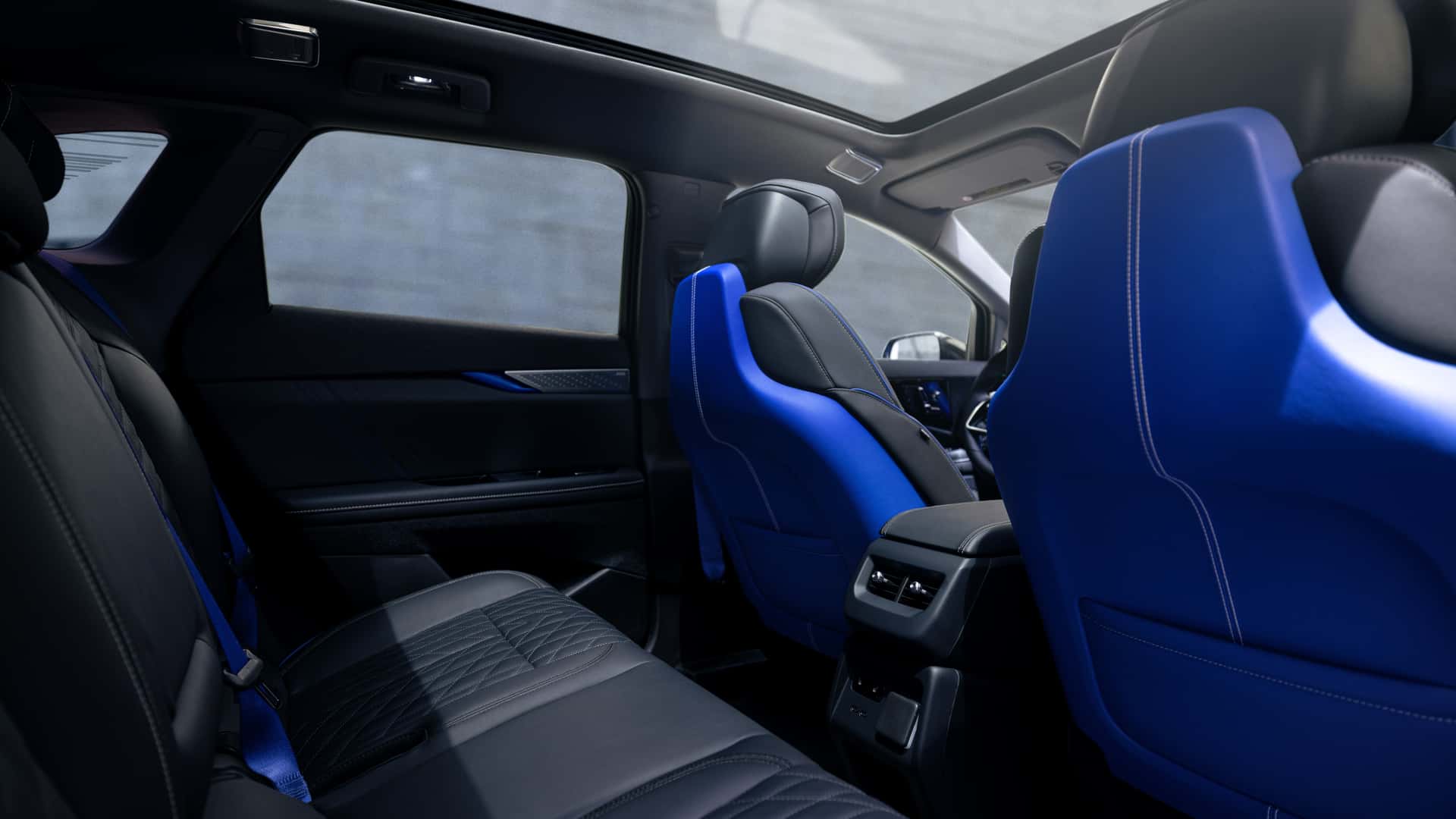 2026 Cadillac Optiq V en color Magnus Metal Frost.