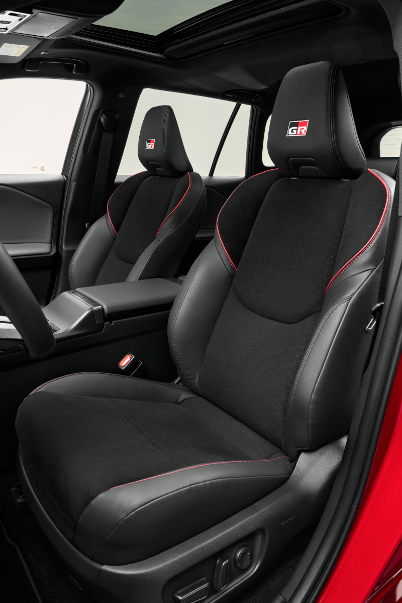 Interior del Toyota RAV4 GR Sport con acentos rojos